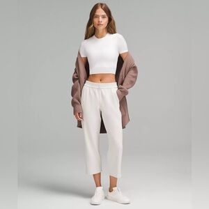 Lululemon size 8 Softstreme 3/4 Straight-Leg Cropped Pant